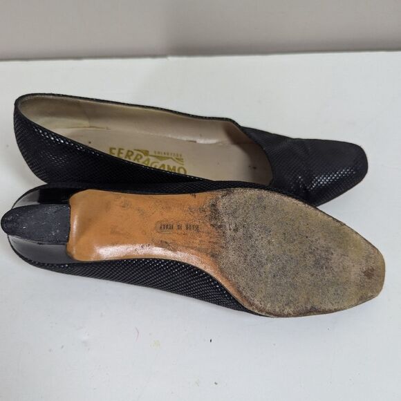 Salvatore Ferragamo Black Leather Low Heel Pumps – Textured Dot Pattern – Sz 7aa - Picture 7 of 9
